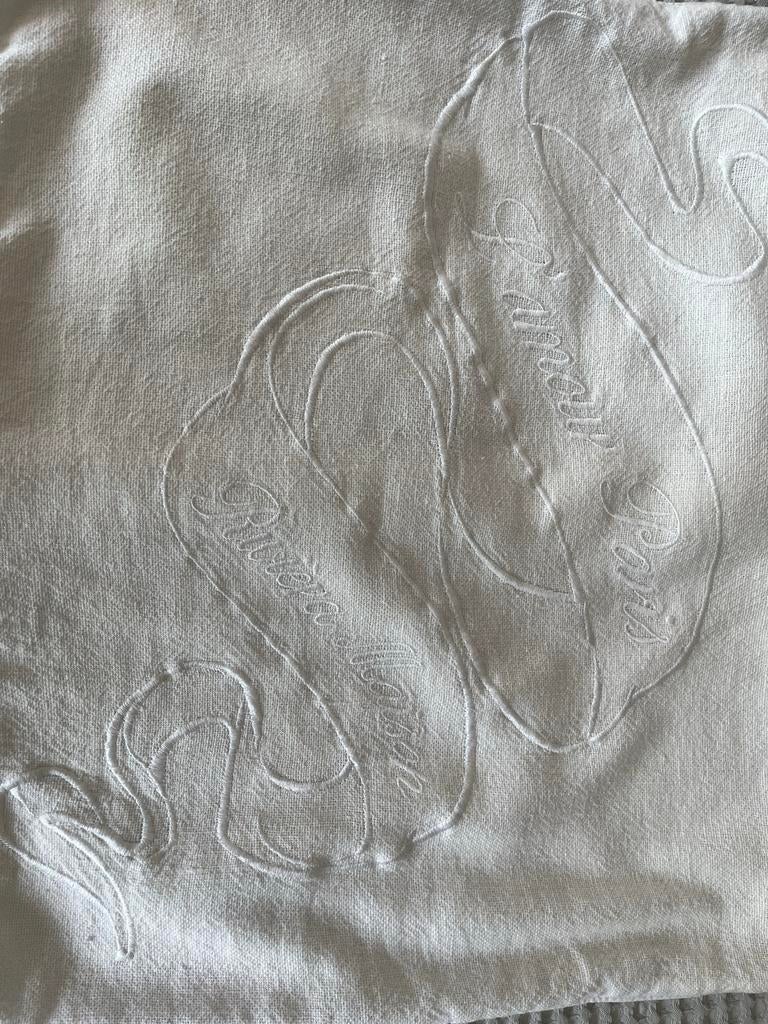 2 Rivièra Maison Sierkussenhoezen - Wit met Tekst, Ophalen of Verzenden, Zo goed als nieuw, Beige, Vierkant