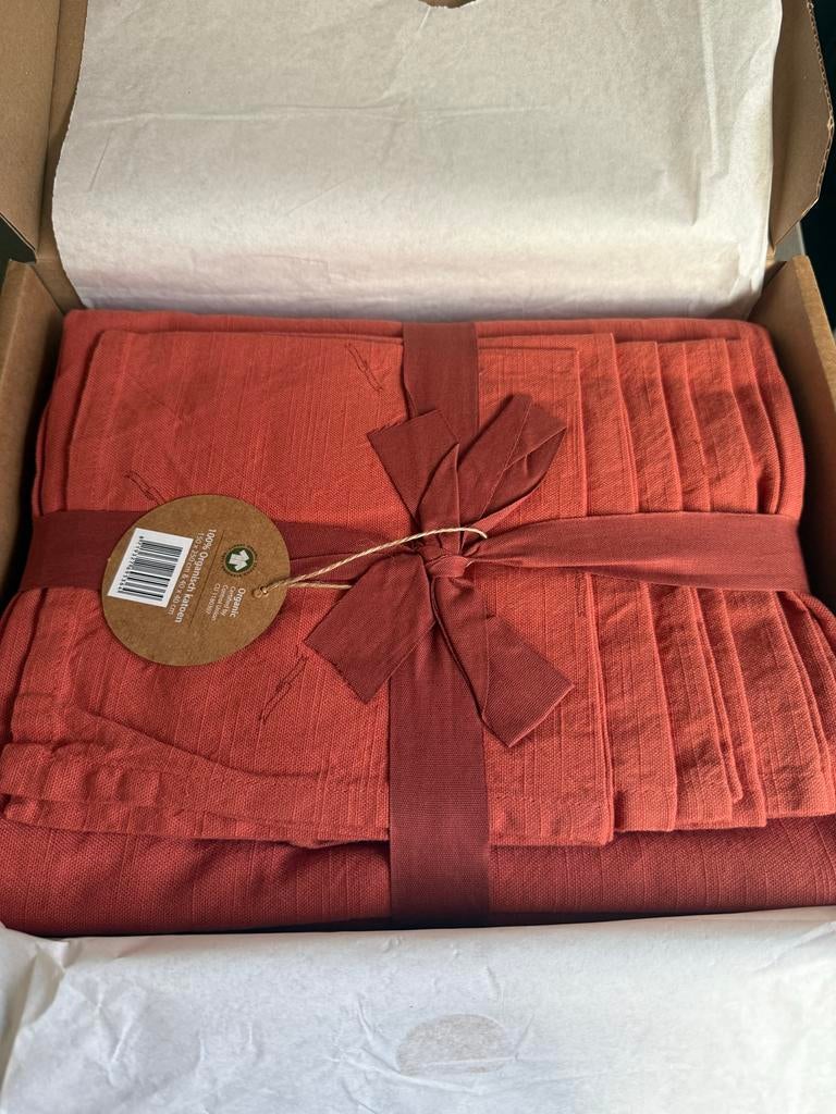 Tafelkleed met servetten - Postcodeloterij - Rood, Huis en Inrichting, Tafelkleden, Ophalen of Verzenden, Nieuw, Binnen