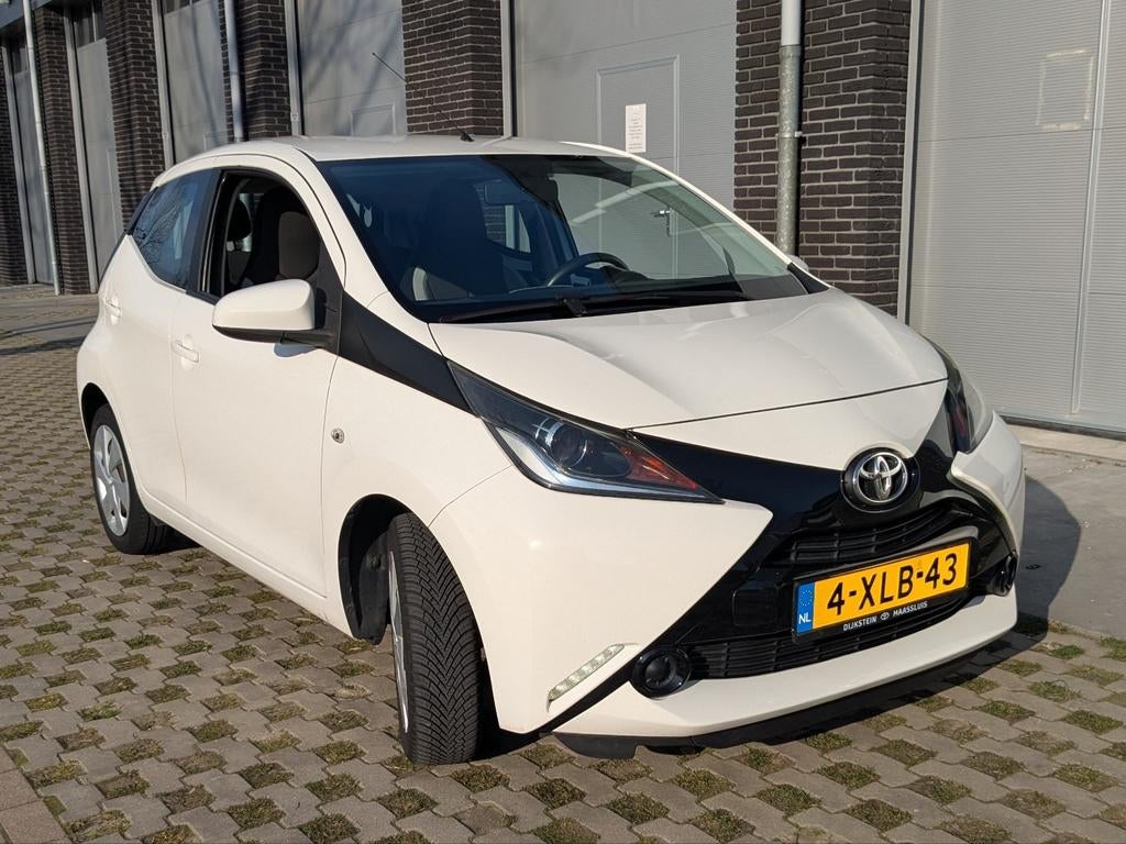 Toyota Aygo X-Play 2014 5D | CAMERA | NAVIGATIE | DEALEROND., Auto's, Voorwielaandrijving, Euro 5, Stof, 4 stoelen