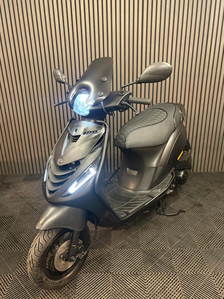 PIAGGIO ZIP 4T 3V BROM 2021 FULL OPTION MAT ZWART, Fietsen en Brommers, Scooters | Piaggio, Maximaal 45 km/u, Zip, Ophalen of Verzenden