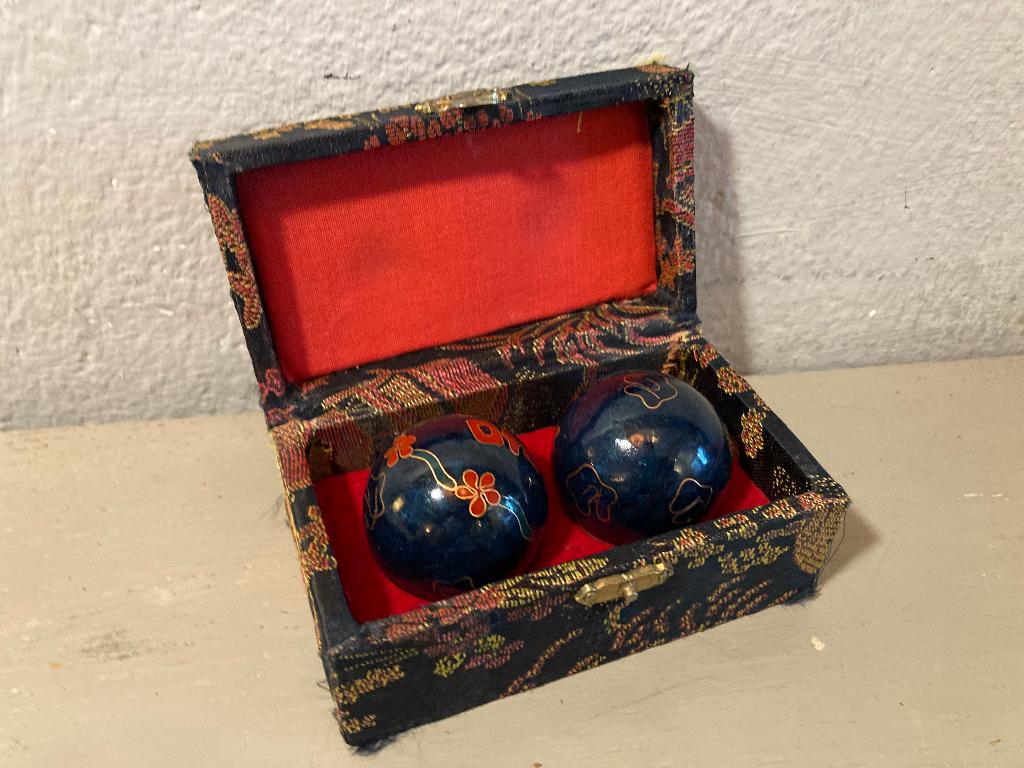 Vintage Chinese Qigong-ballen emaille bal oud stoffen doosje, Antiek en Kunst, Curiosa en Brocante, Ophalen of Verzenden