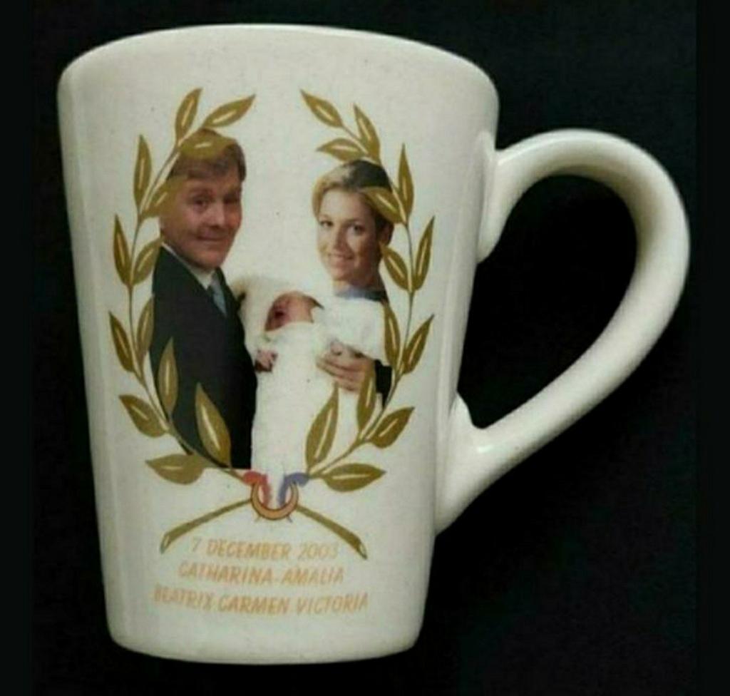 NIEUW! Collects item. Geboortebeker Amalia uit 2003., Ophalen of Verzenden, Nieuw, Nederland, Servies