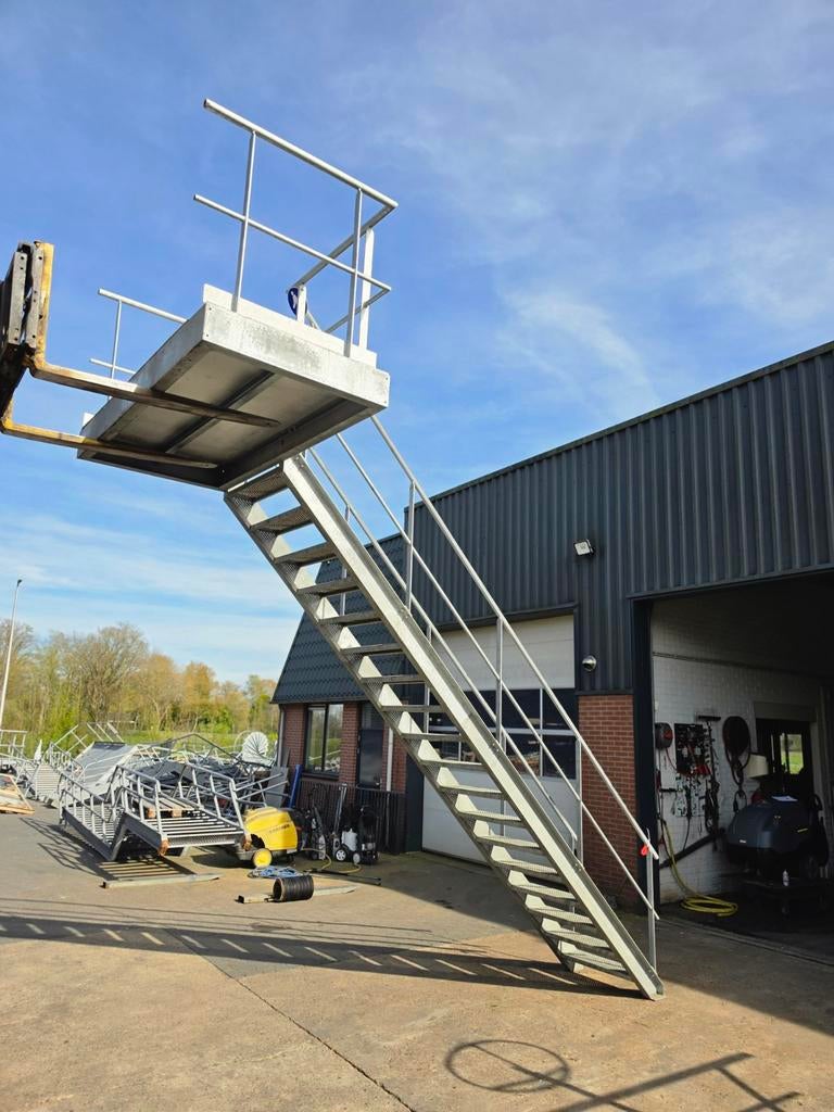 Stalen trap met bordes gegalv hoog 4.0mtr nor040, Doe-het-zelf en Verbouw, Ladders en Trappen, Ophalen, Zo goed als nieuw, 2 tot 4 meter