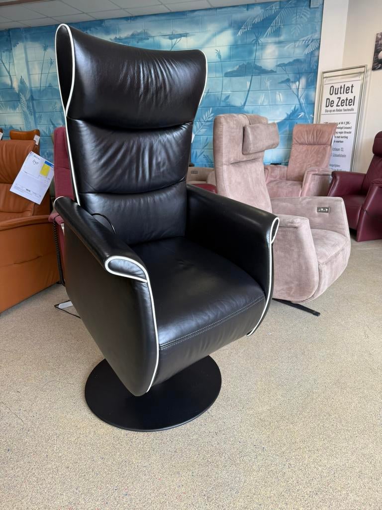 Prominent Frans Molenaar sta op relax stoel relaxfauteuil