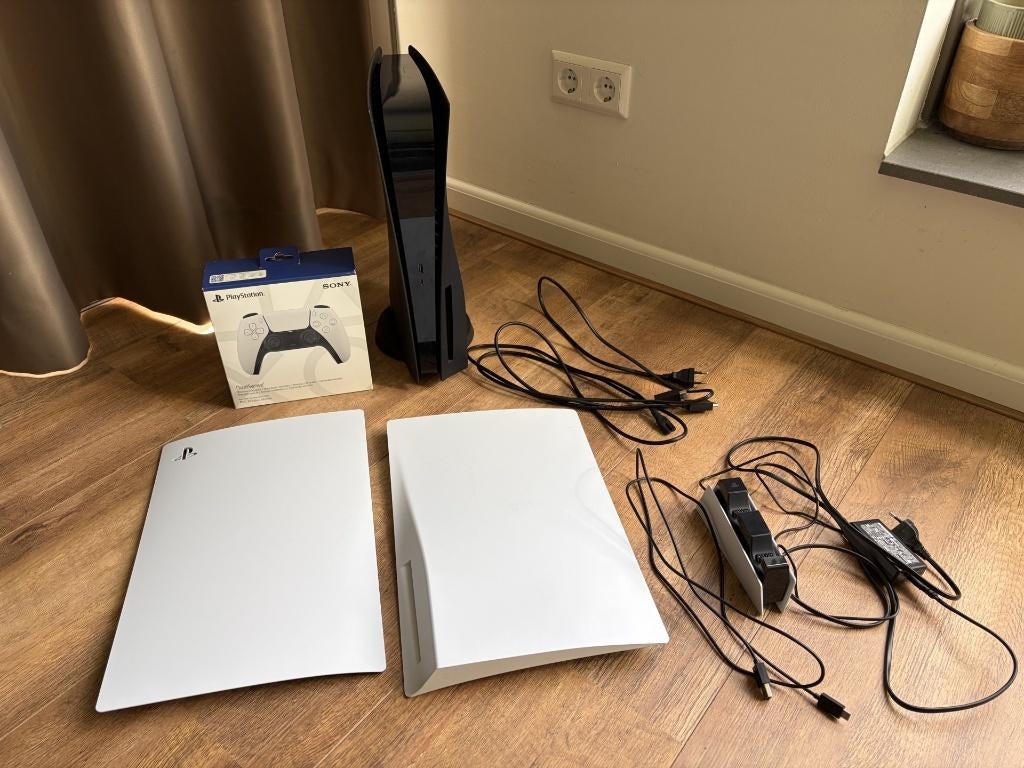 PS5 Disc Edition + Controller NIEUW + Charging Dock + Covers, Ophalen of Verzenden, Zo goed als nieuw, Playstation 5