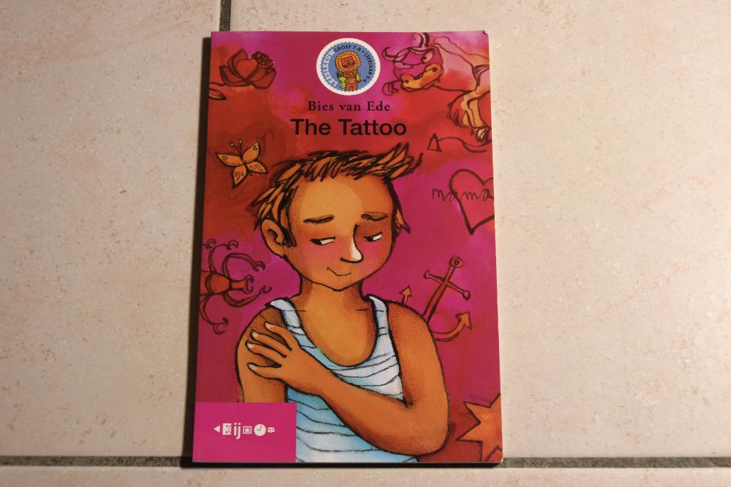 Leesleeuw Engels: The Tattoo / Bies van Ede, Boeken, Ophalen of Verzenden, Zo goed als nieuw, Fictie algemeen