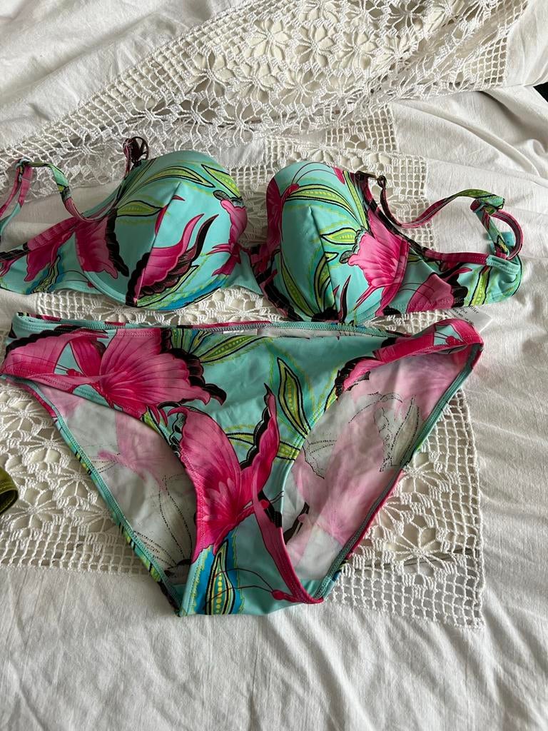 Bikini met bloemenprint mt 40C, Kleding | Dames, Badmode en Zwemkleding, Ophalen of Verzenden, Gedragen, Roze, Bikini