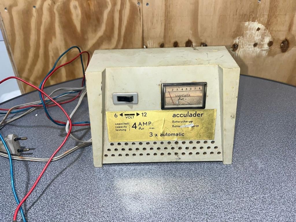 Vintage acculader te koop, Ophalen of Verzenden, Gebruikt