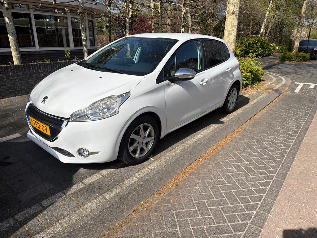 Peugeot 208 1.2 VTI 60KW/82PK 5-D 2014 Wit, Auto's, Peugeot, Voorwielaandrijving, 31 €/maand, 1199 cc, Wit