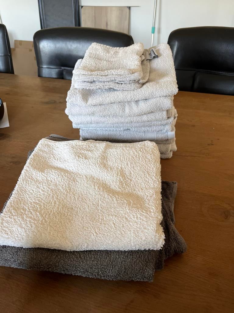 Stapel gebruikte handdoeken en washandjes, Huis en Inrichting, Ophalen, Gebruikt, Wit, Handdoek