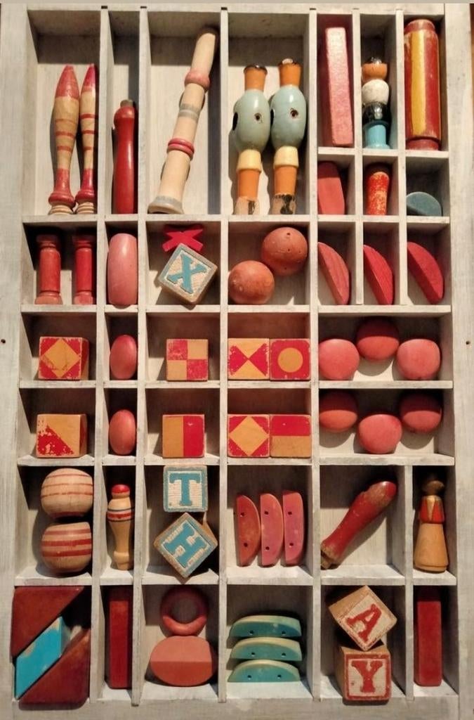 Letterbak gevuld met kleurige oude blokken., Ophalen of Verzenden