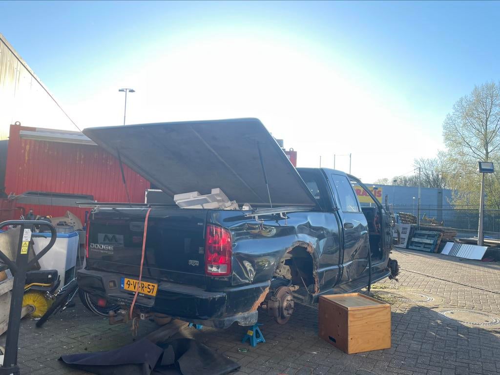 Dodge Thunder Road met kenteken voor sloop of onderdelen, Sloopwerk buiten