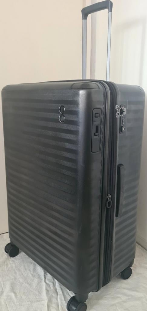 Echolac Celectra BLX Grote Koffer
4 wielen TSA cijferslot, Ophalen, Hard kunststof, 45 tot 55 cm, Zo goed als nieuw
