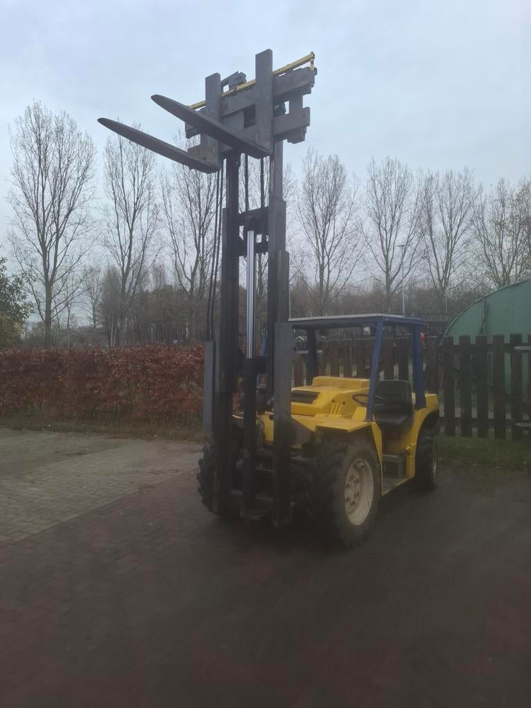 Ruwterrein heftruck ruw terrein, Ophalen