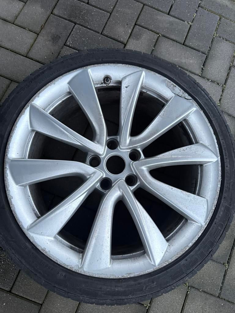 Originele Tesla Model 3 velg + band – 19 inch, Ophalen of Verzenden, Zo goed als nieuw