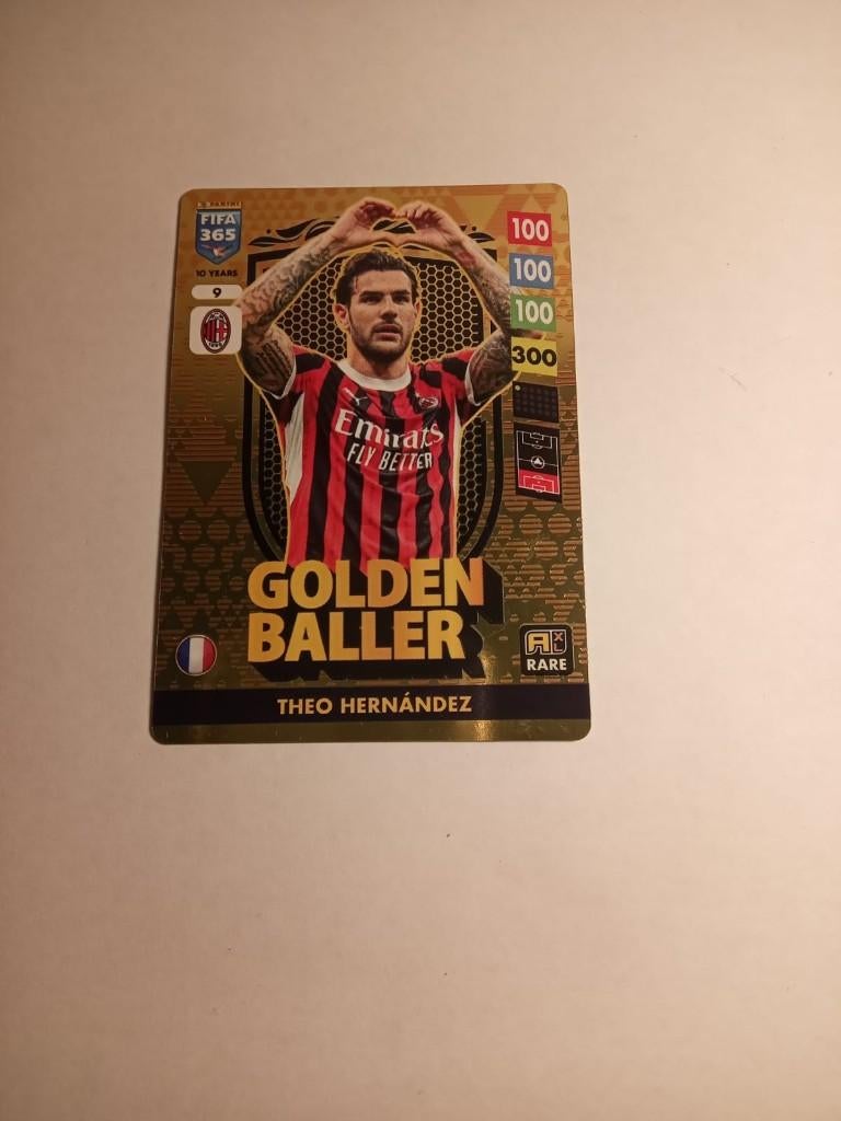 Panini FIFA 365 2025 Golden Baller – Theo Hernández #9, Hobby en Vrije tijd, Stickers en Plaatjes, Ophalen of Verzenden, Zo goed als nieuw