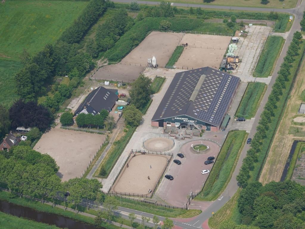 Pensionstalling met binnenbak, Dieren en Toebehoren, Stalling en Weidegang, Stalling, Weidegang, Toebehoren, 4 paarden of pony's of meer