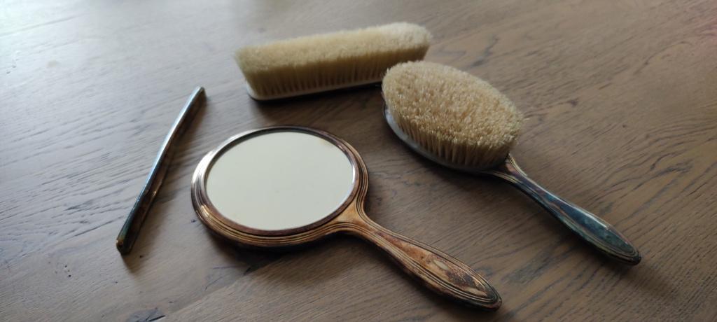 Antieke kap set: borstel, spiegel, kleding borstel, Antiek en Kunst, Antiek | Goud en Zilver, Ophalen of Verzenden, Zilver