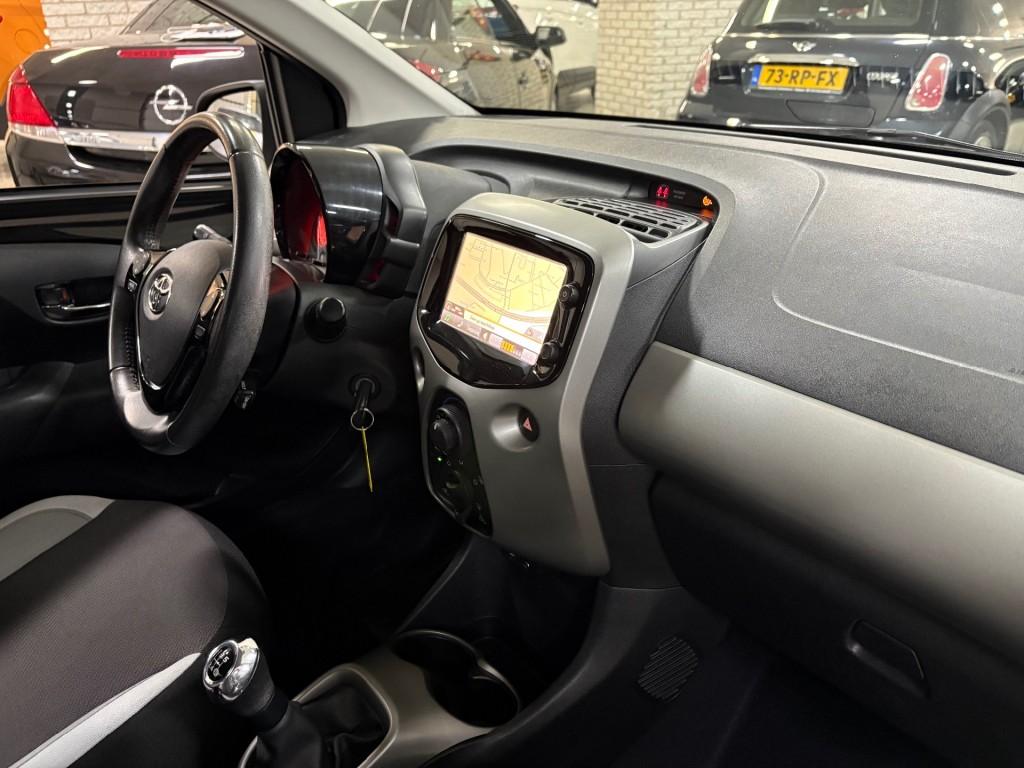 Toyota AYGO 1.0 VVT-I X-PLAY Navigatie Airco Camera Apple ca, Auto's, Voorwielaandrijving, Gebruikt, Met garantie (alle), 4 stoelen
