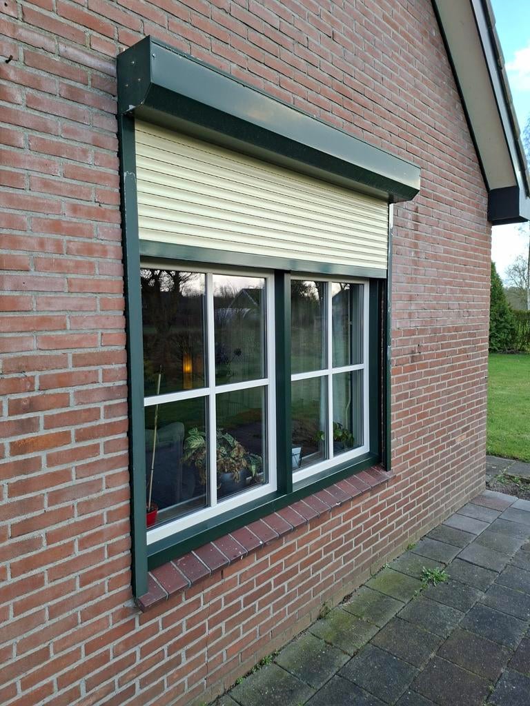 Rolluiken - 14 stuks in verschillende maten, Doe-het-zelf en Verbouw, Rolluiken, Ophalen, Gebruikt, Overige kleuren