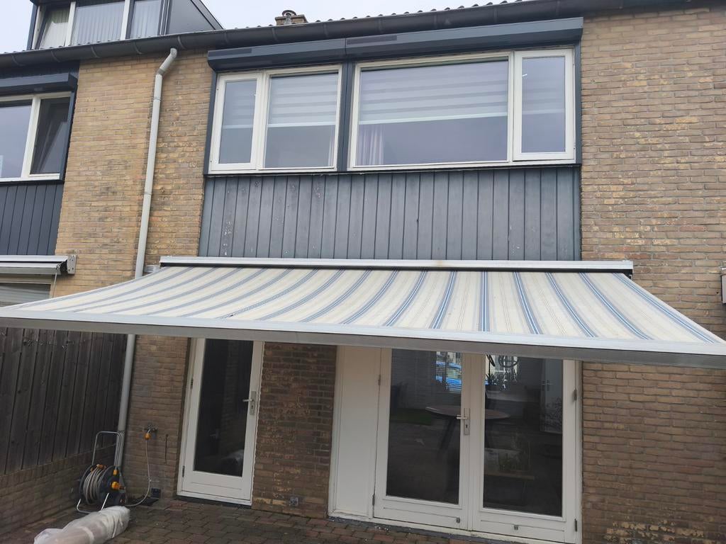 Zonnenscherm met elektrische bediening, Ophalen, Gebruikt, 450 cm of meer, Elektrisch