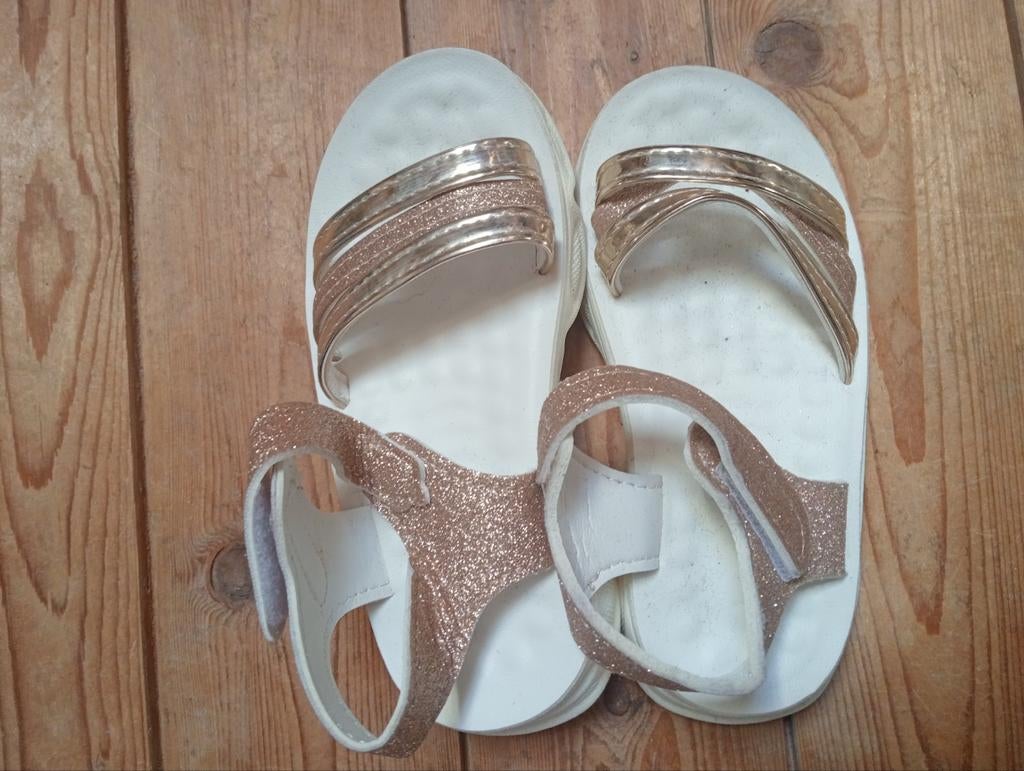 Goudkleurige Sandaaltjes praktisch nieuw maat 23, Kleding | Dames, Ophalen of Verzenden, Zo goed als nieuw, Overige kleuren, Badpak