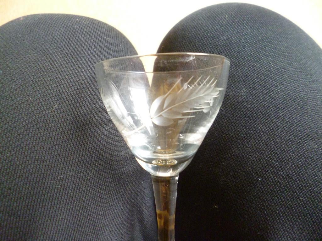 Puntgaaf geslepen wijnglas met korenaren, Ophalen of Verzenden