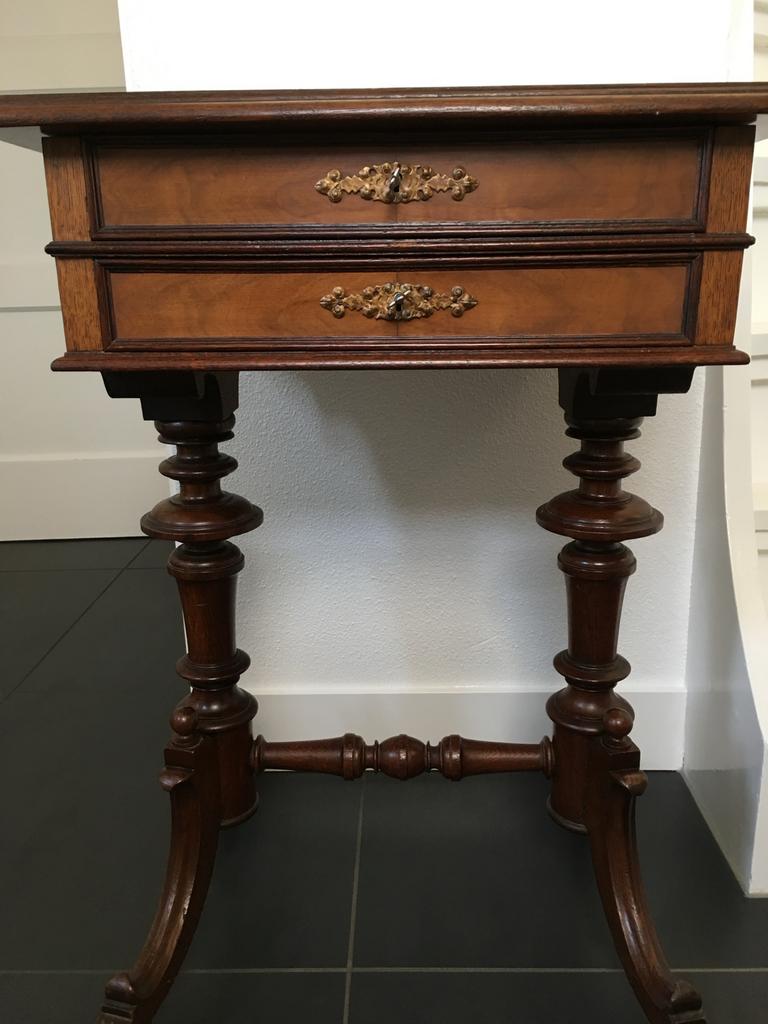 Antieke naaitafel met twee lades, Ophalen