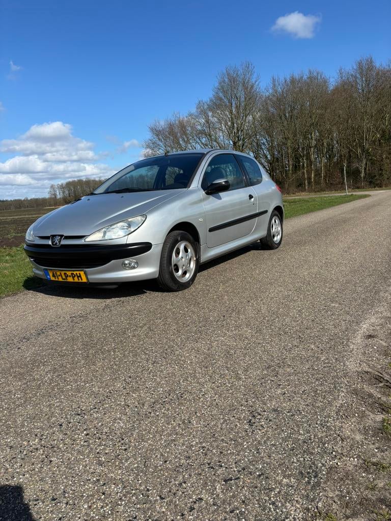 Peugeot 206 1.4 3D 2003 Grijs, Auto's, Voorwielaandrijving, 31 €/maand, 4 cilinders, Origineel Nederlands