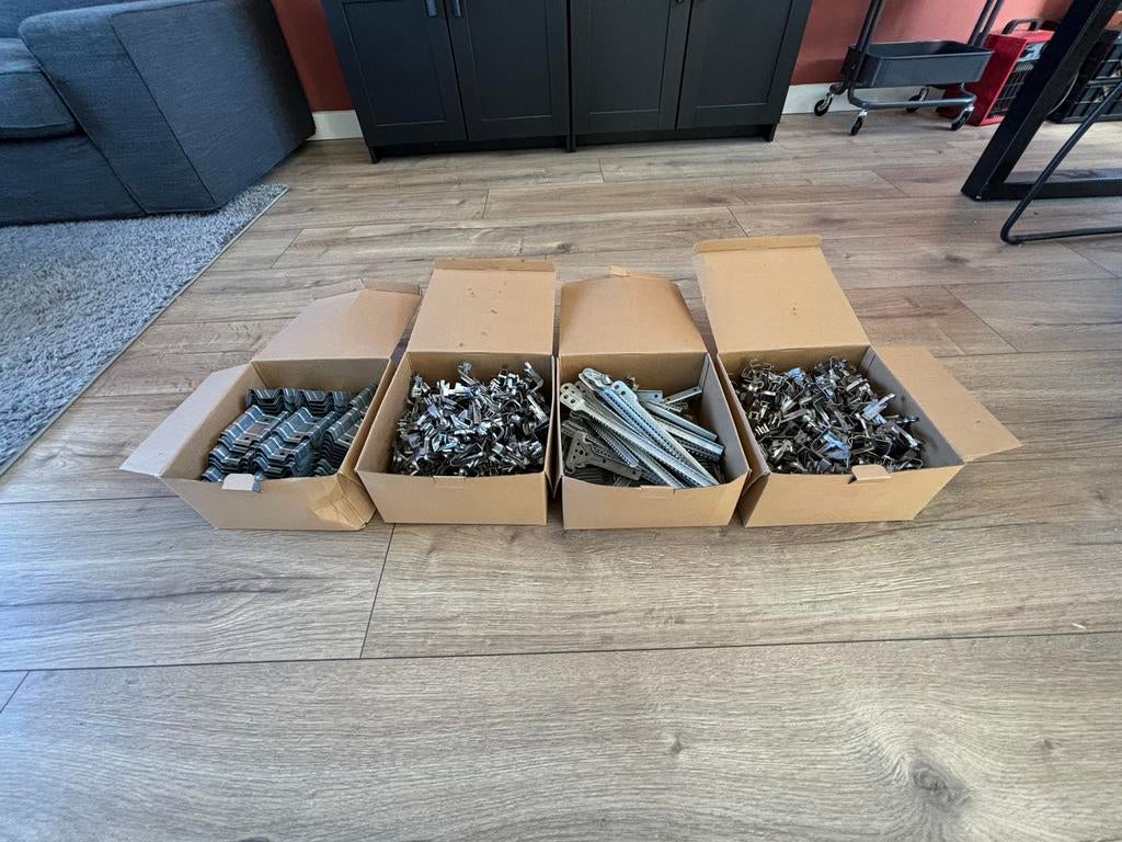 Metal stud diversen, Ophalen, Zo goed als nieuw