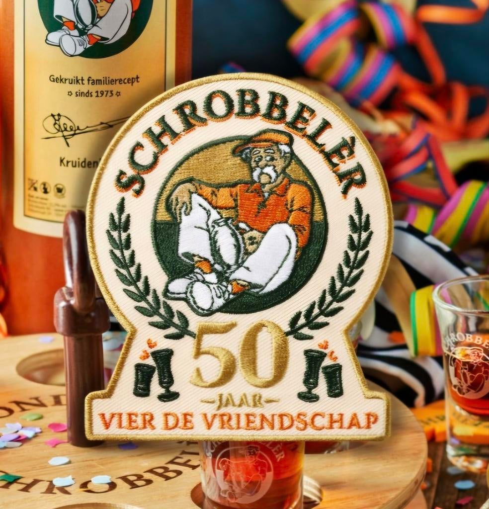 Gezocht embleem Schrobbeler 50 jaar vriendschap, Verzamelen, Speldjes, Pins en Buttons, Ophalen of Verzenden, Overige onderwerpen