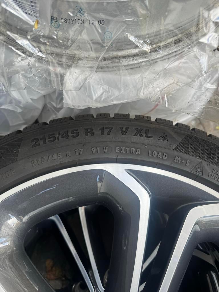 Continental banden en velgen 215/45 R17, Auto-onderdelen, Banden en Velgen, Banden en Velgen, 17 inch, Personenwagen, Gebruikt