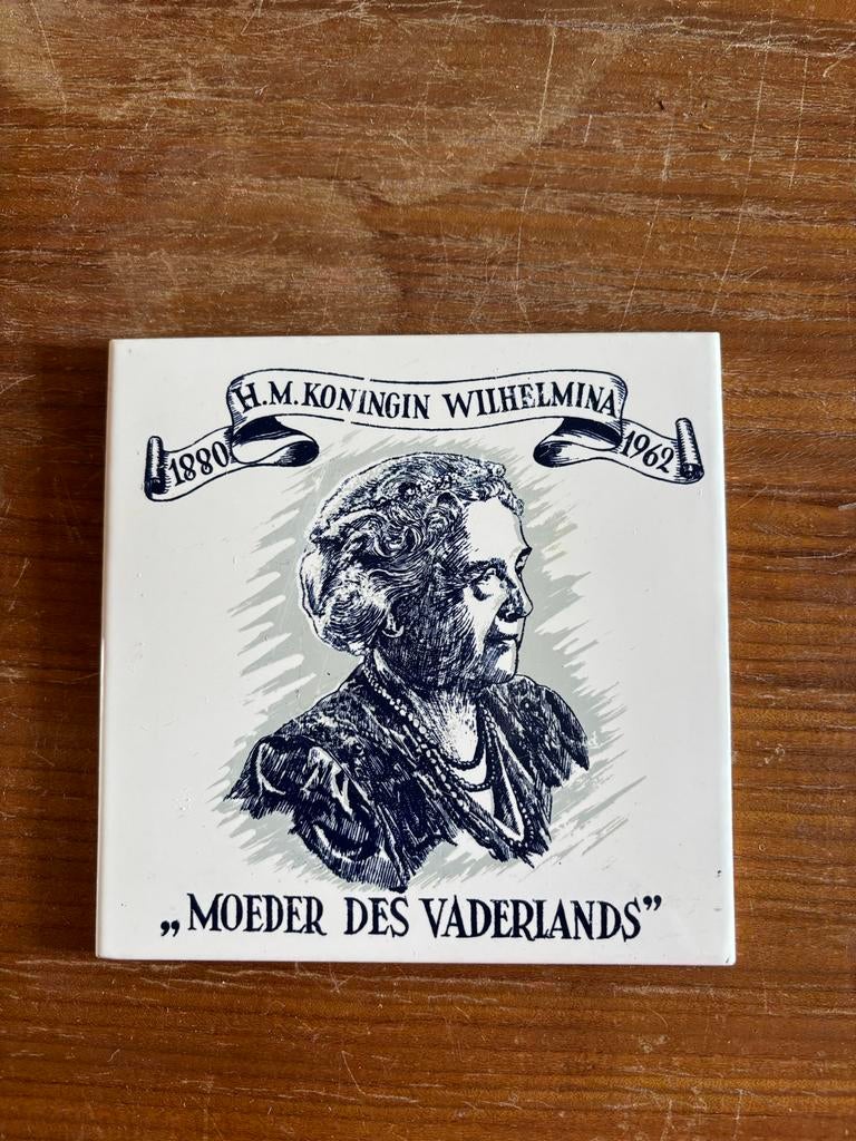 Tegel Koningin Wilhelmina 1880-1962 "Moeder des Vaderlands", Antiek en Kunst, Antiek | Wandborden en Tegels, Ophalen of Verzenden