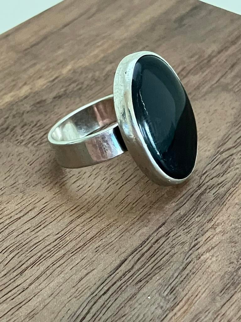 Zilveren ring met onyx, Ophalen of Verzenden, Zo goed als nieuw, 17 tot 18, Dame