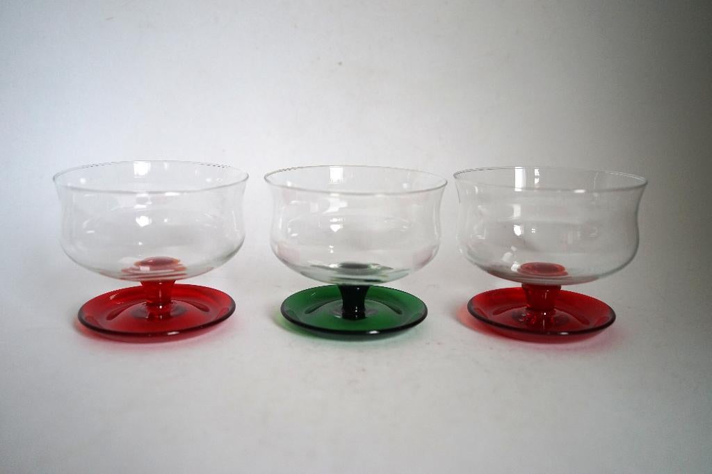 Vintage glazen ijscoupe 3x rood groen helder glas ijsschaal, Huis en Inrichting, Keuken | Servies, Glas of Glazen, Ophalen of Verzenden