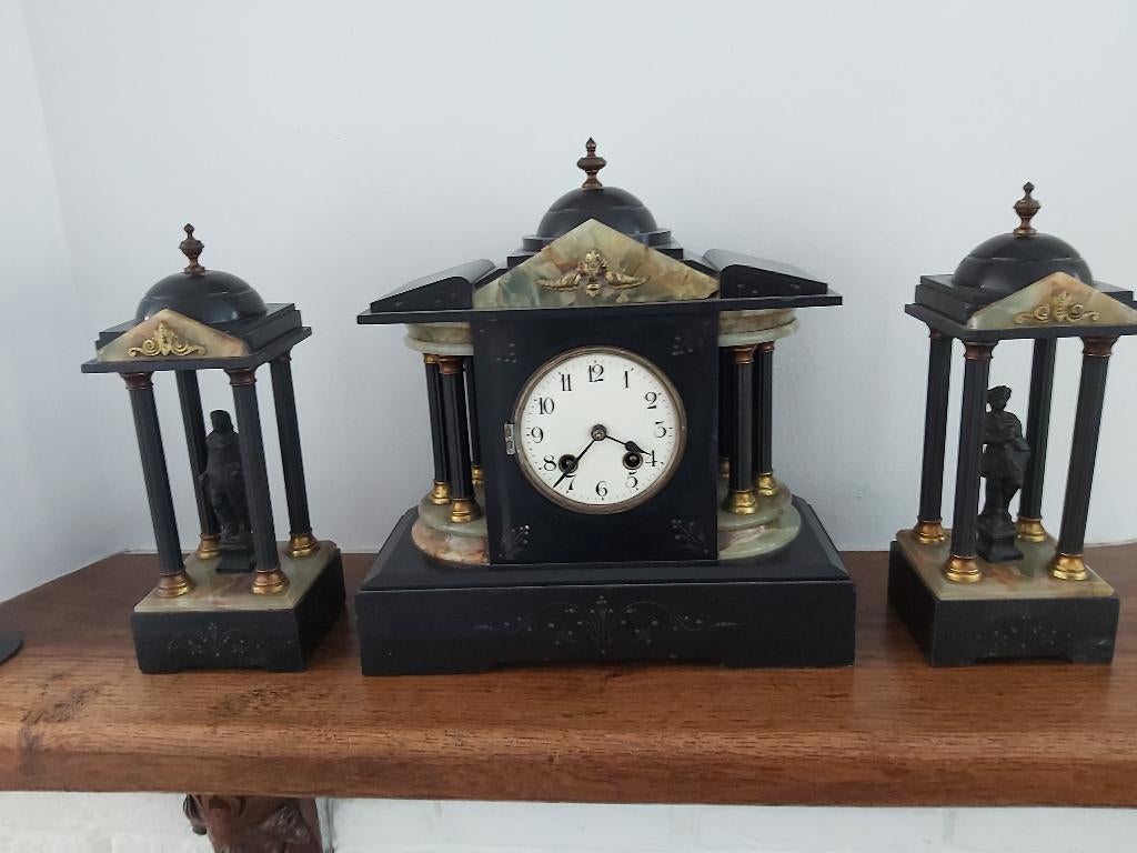 Antieke zwart marmeren pendule klok met 2 zijbokalen, Ophalen