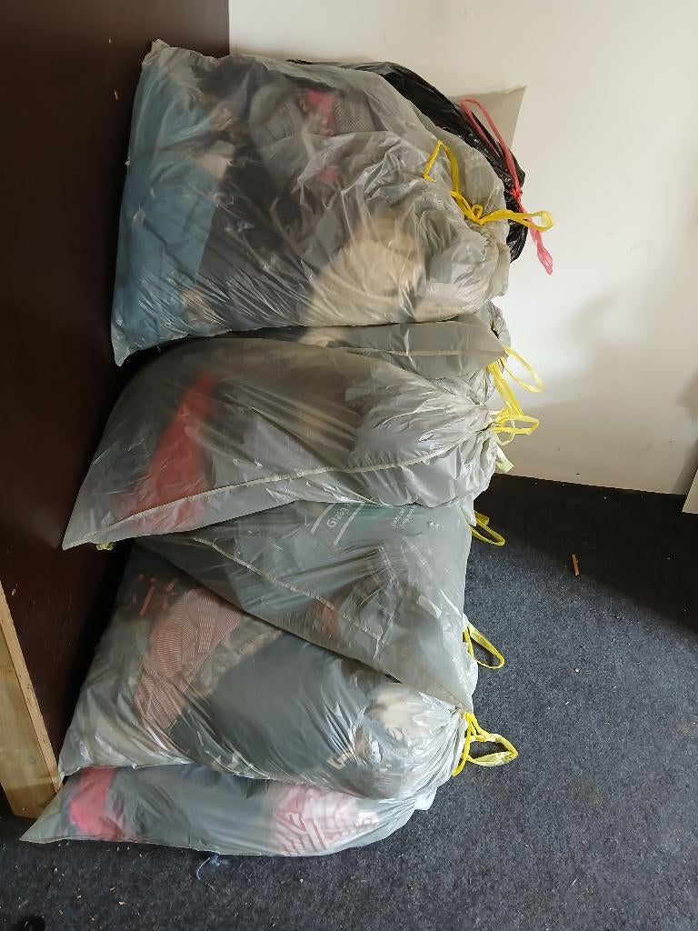 10 zakken kleding uitgezocht 80/90% dames, Kleding | Dames, Ophalen, Gedragen