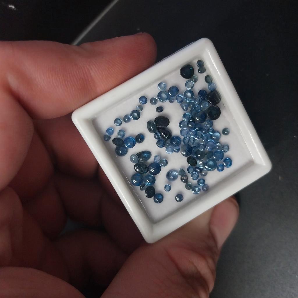 Lot met gemengde blauwe saffier cabochons, Ophalen of Verzenden