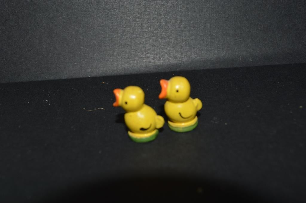 2 schattige oude houten originele Ertsgebergte  kuikens, Ophalen of Verzenden, Zo goed als nieuw, Dier