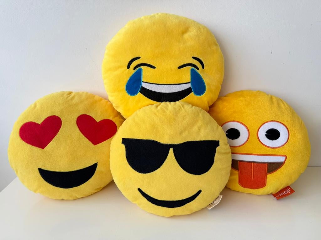 4x knuffel rond geel kussen Smiley 30cm / Emoji / IT Kreativ, Kinderen en Baby's, Speelgoed | Knuffels en Pluche, Ophalen of Verzenden