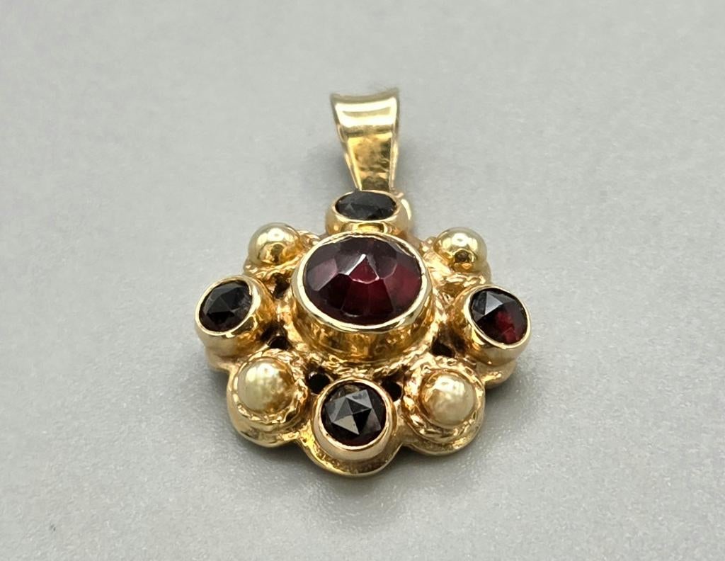 Antieke gouden hanger met granaat. 2025/179., Overige voorstellingen, ., Ophalen of Verzenden, Zo goed als nieuw