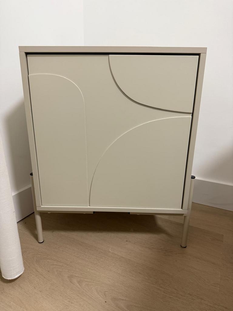 Twee nieuwe beige nachtkastjes, Huis en Inrichting, Slaapkamer | Nachtkastjes, Nieuw, Minder dan 55 cm, Minder dan 45 cm, Hout