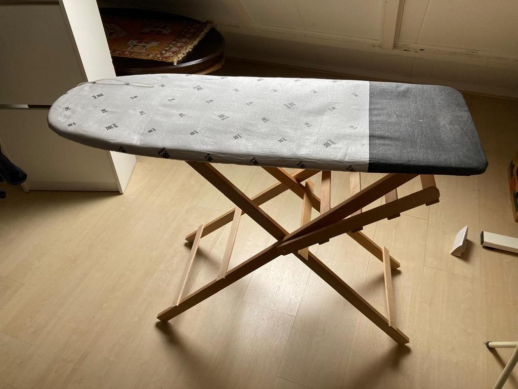 Strijkplank met houten onderstel, Ophalen, Gebruikt