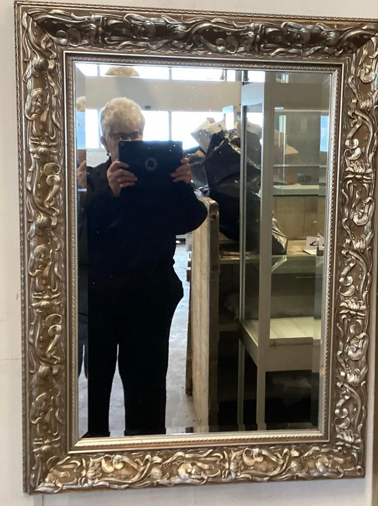 Grote spiegel met bewerkte lijst, Gebruikt, Ophalen of Verzenden, Minder dan 100 cm, Rechthoekig