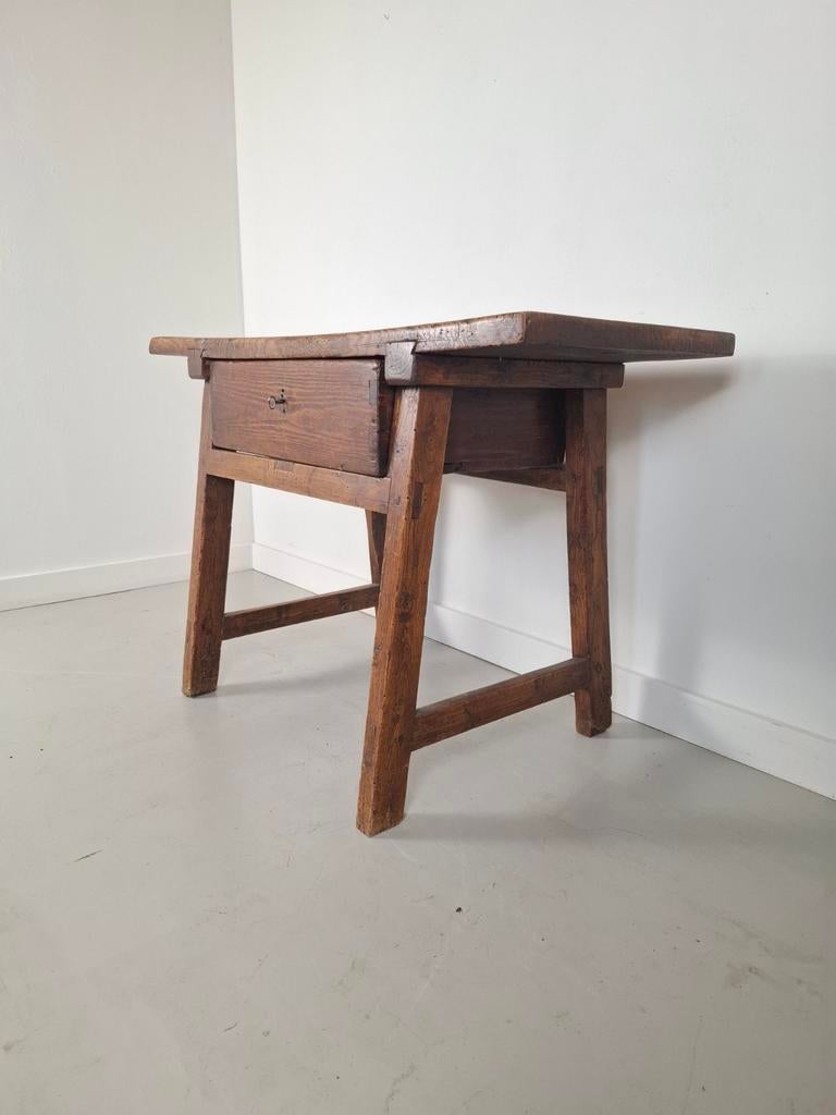 Antieke brutalistische Spaanse tafel betaaltafel sidetable, Antiek en Kunst, Ophalen of Verzenden