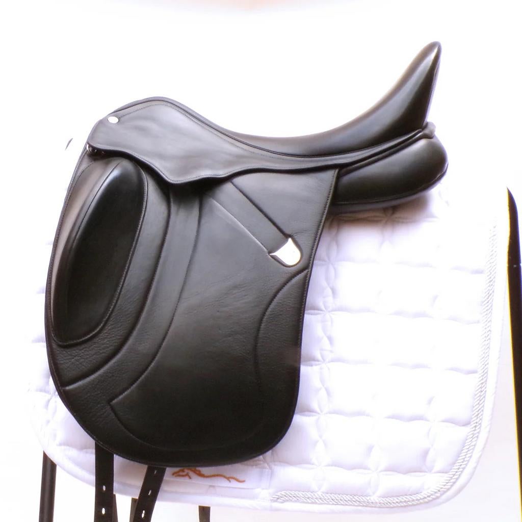 Dressuurzadel Bates Innova Mono+ - 17.5 inch, Dieren en Toebehoren, Paarden en Pony's | Zadels, Ophalen of Verzenden, Zo goed als nieuw