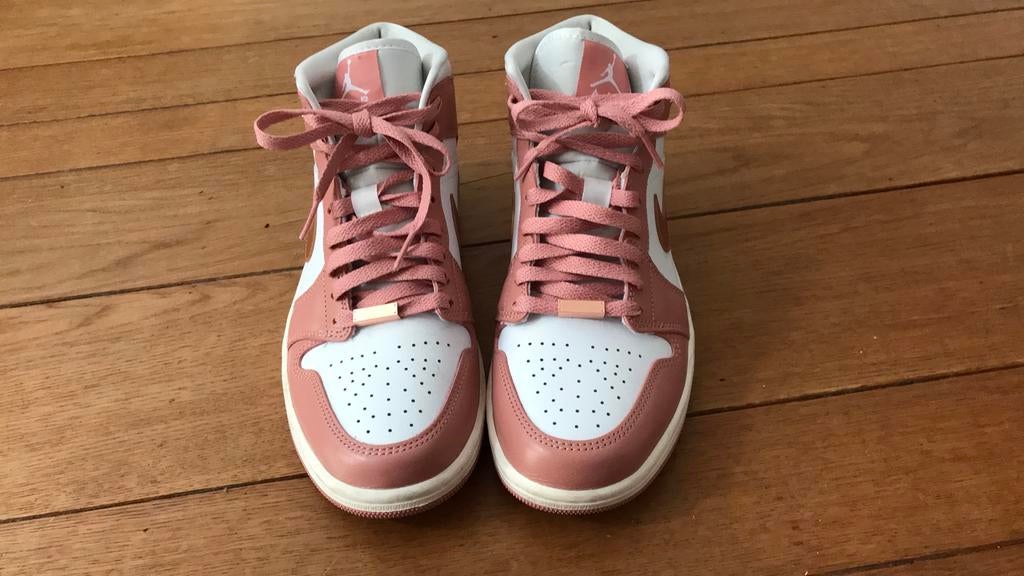 Nike Air Jordan 1 Mid SE Red Stardust schoenen maat 40 women, Kleding | Dames, Schoenen, Ophalen of Verzenden, Zo goed als nieuw