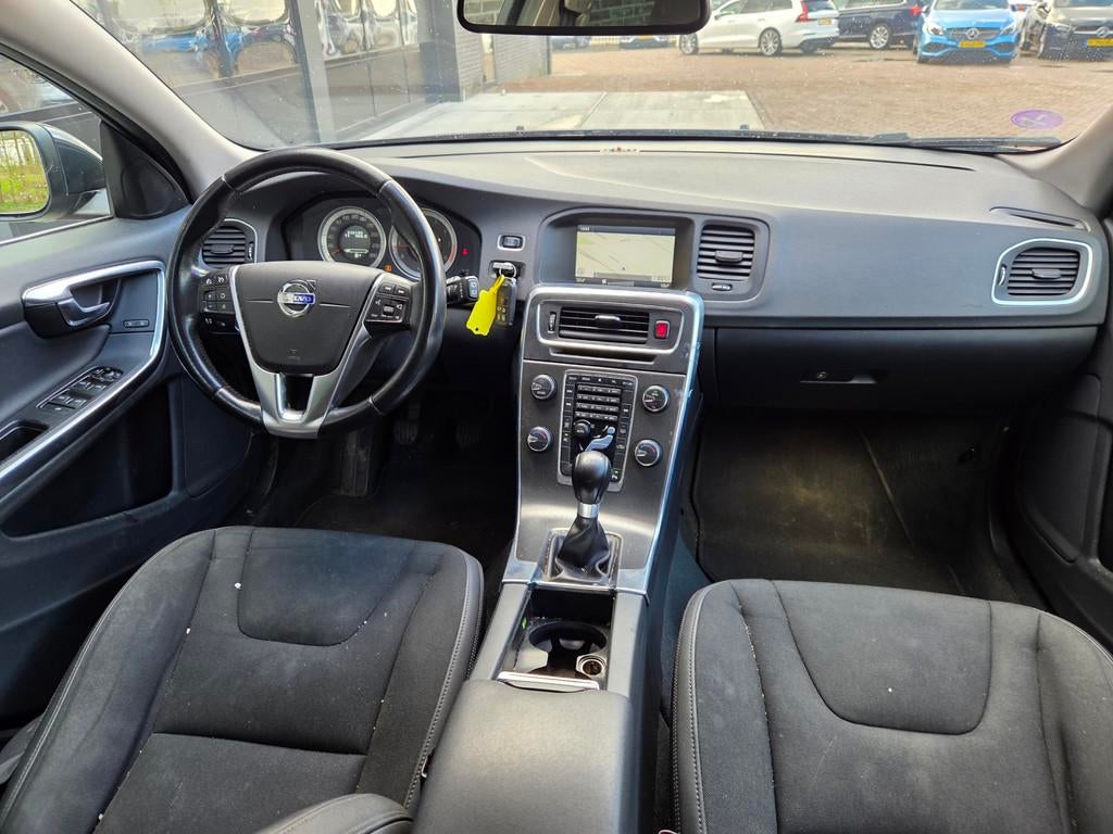 Volvo V60 1.6 T3 Momentum | Handel / Export | Clima | Cruise, Voorwielaandrijving, Stof, Gebruikt, 4 cilinders