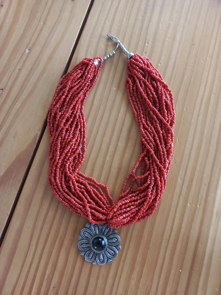 Collier van bloedkoraalstukjes, Ophalen of Verzenden, Gebruikt, Rood, Overige materialen