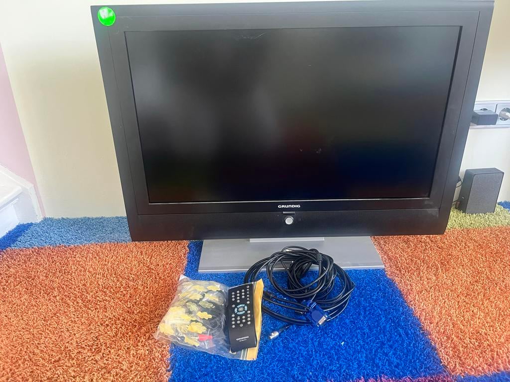 Grundig TV met afstandsbediening en kabels, Ophalen, Gebruikt, Grundig